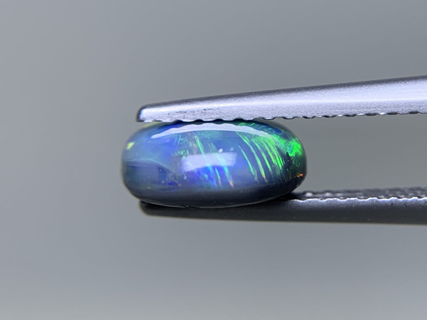 ブラックオパール 天然 1.741ct 中央宝石ソーティング付き 9.2㎜×8.1㎜×3.4㎜ ルース（ 裸石 ） 7546Y