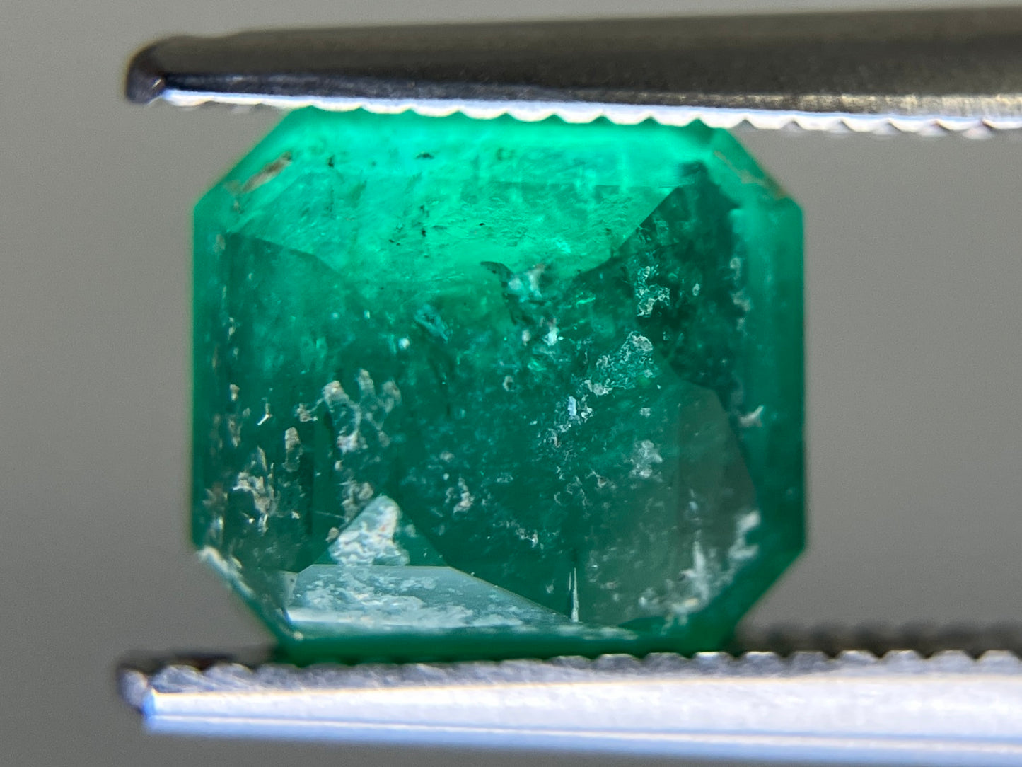 エメラルド 天然 1.875ct 中央宝石ソーティング付き 7.91㎜×7.16㎜×4.80㎜ ルース（ 裸石 ） 6750YY