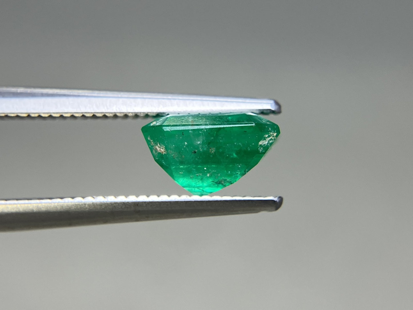 エメラルド 天然 1.875ct 中央宝石ソーティング付き 7.91㎜×7.16㎜×4.80㎜ ルース（ 裸石 ） 6750YY