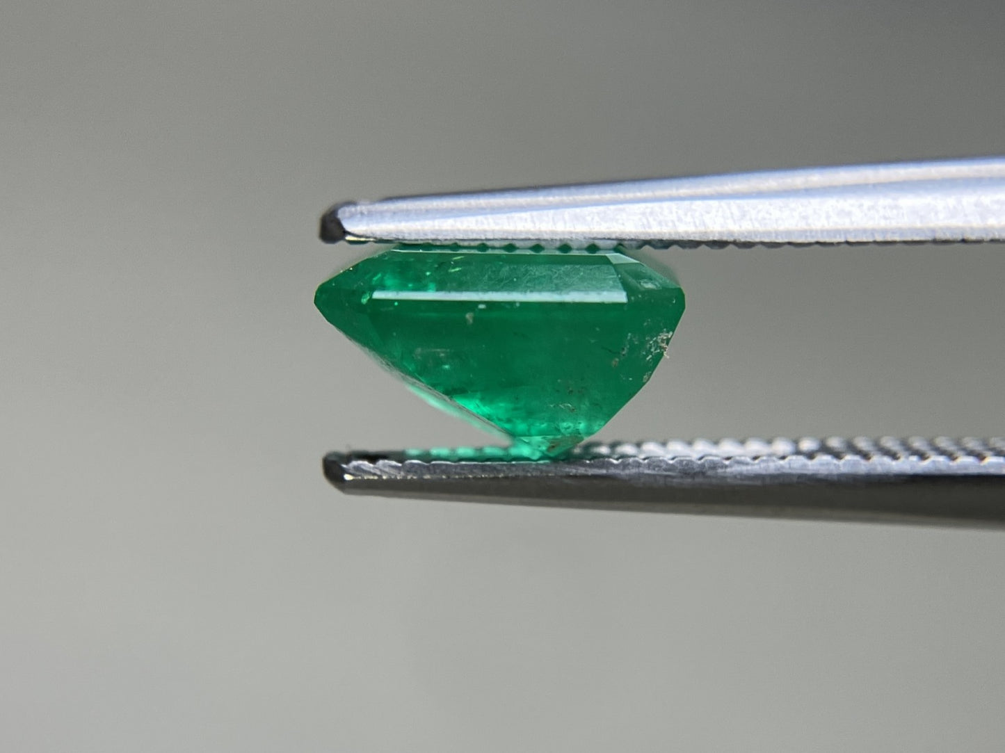 エメラルド 天然 1.875ct 中央宝石ソーティング付き 7.91㎜×7.16㎜×4.80㎜ ルース（ 裸石 ） 6750YY
