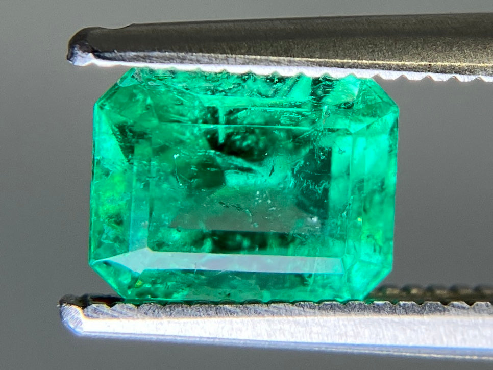 エメラルド 天然 1.229ct 中央宝石ソーティング付き 7.27㎜×5.69㎜×4.30㎜ ルース（ 裸石 ） 6700YY