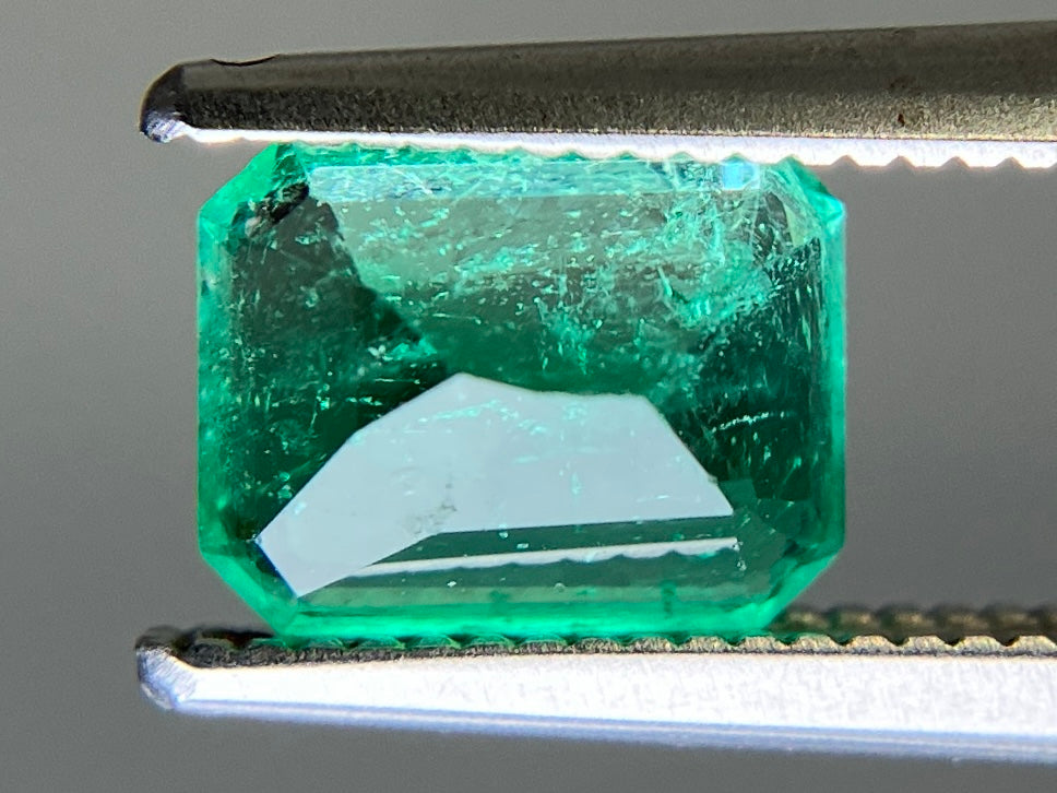 エメラルド 天然 1.229ct 中央宝石ソーティング付き 7.27㎜×5.69㎜×4.30㎜ ルース（ 裸石 ） 6700YY