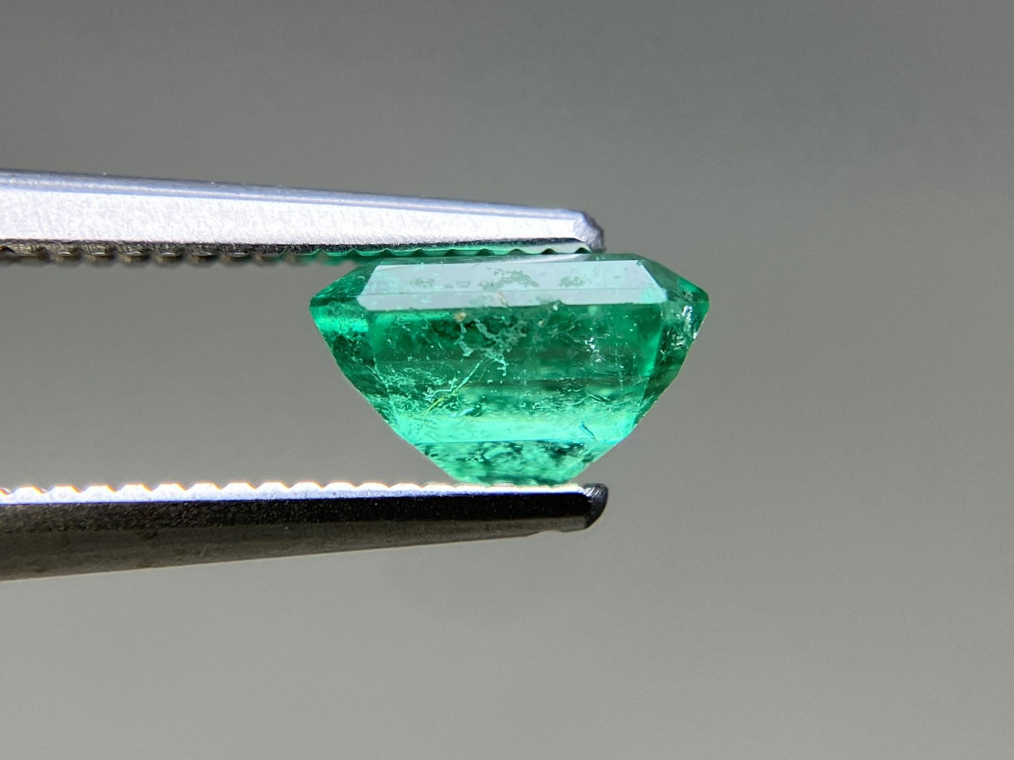 エメラルド 天然 1.229ct 中央宝石ソーティング付き 7.27㎜×5.69㎜×4.30㎜ ルース（ 裸石 ） 6700YY