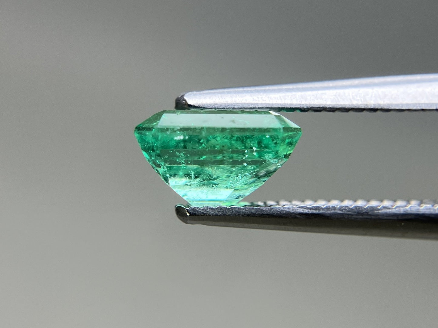 エメラルド 天然 1.229ct 中央宝石ソーティング付き 7.27㎜×5.69㎜×4.30㎜ ルース（ 裸石 ） 6700YY