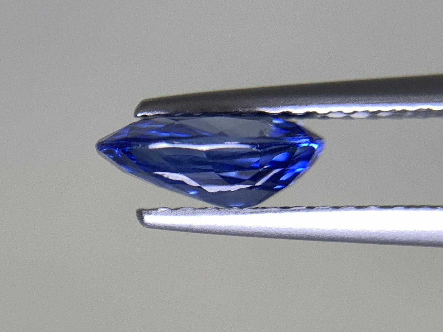 サファイア 1.473ct 宝石ソーティング付き  7.9㎜×6.3㎜×3.1㎜   ルース（ 裸石 ） 2382Y