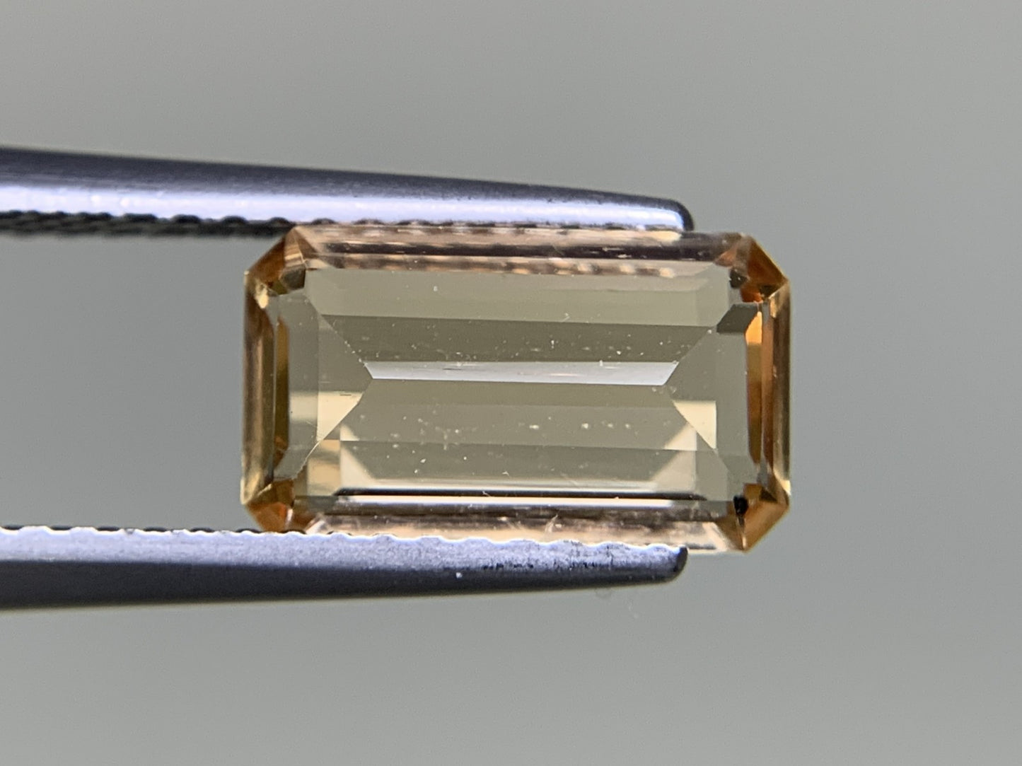 インペリアルトパーズ  2.453ct  中央宝石ソーティング付き  10.37㎜×6.09㎜×3.87㎜  ルース（ 裸石 ） 3326Y