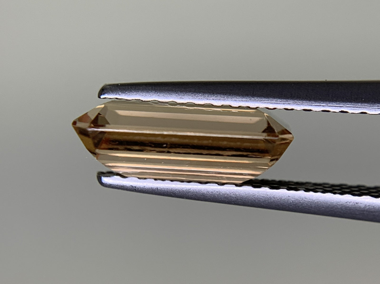 インペリアルトパーズ  2.453ct  中央宝石ソーティング付き  10.37㎜×6.09㎜×3.87㎜  ルース（ 裸石 ） 3326Y