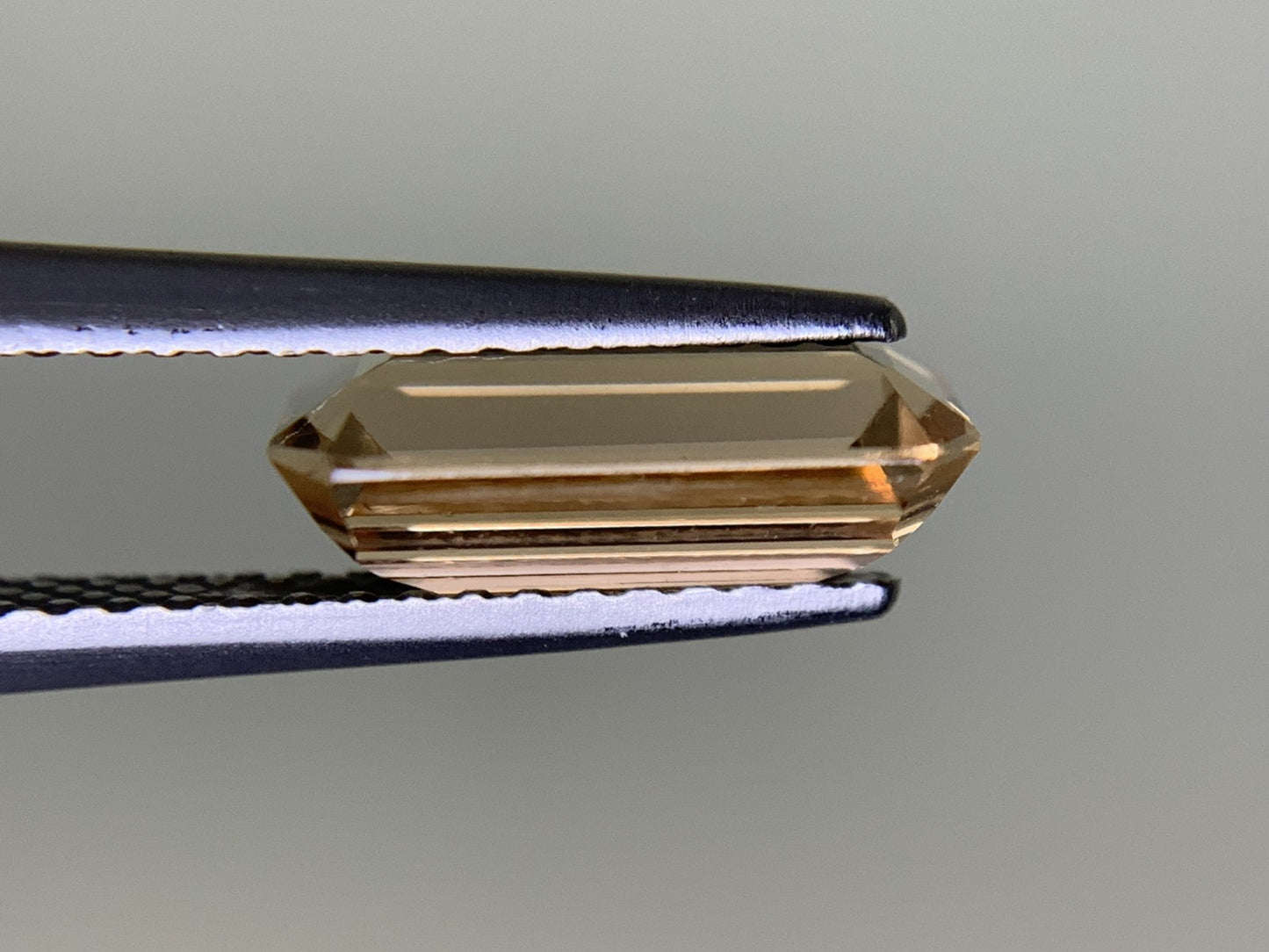 インペリアルトパーズ  2.453ct  中央宝石ソーティング付き  10.37㎜×6.09㎜×3.87㎜  ルース（ 裸石 ） 3326Y