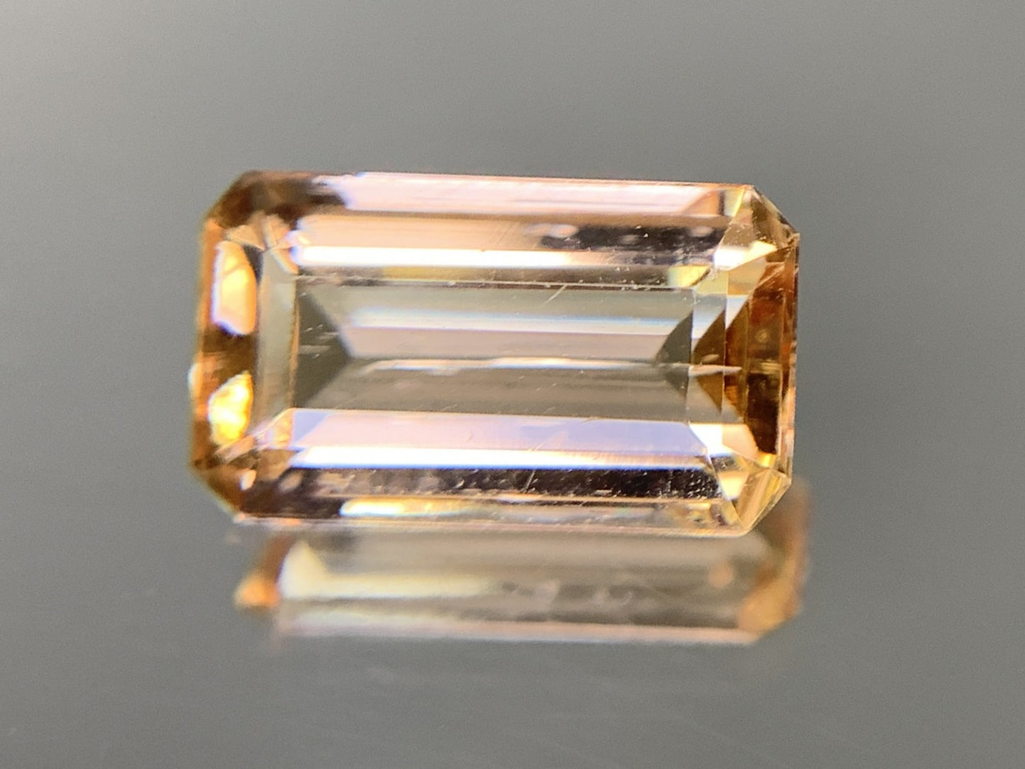 インペリアルトパーズ  2.453ct  中央宝石ソーティング付き  10.37㎜×6.09㎜×3.87㎜  ルース（ 裸石 ） 3326Y