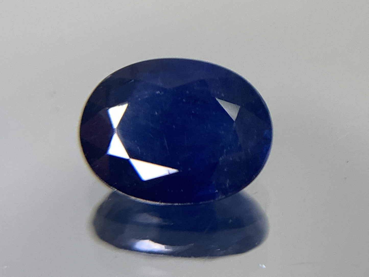 サファイア 1.688ct 宝石ソーティング付き  7.9㎜×6.1㎜×3.5㎜   ルース（ 裸石 ） 2376Y