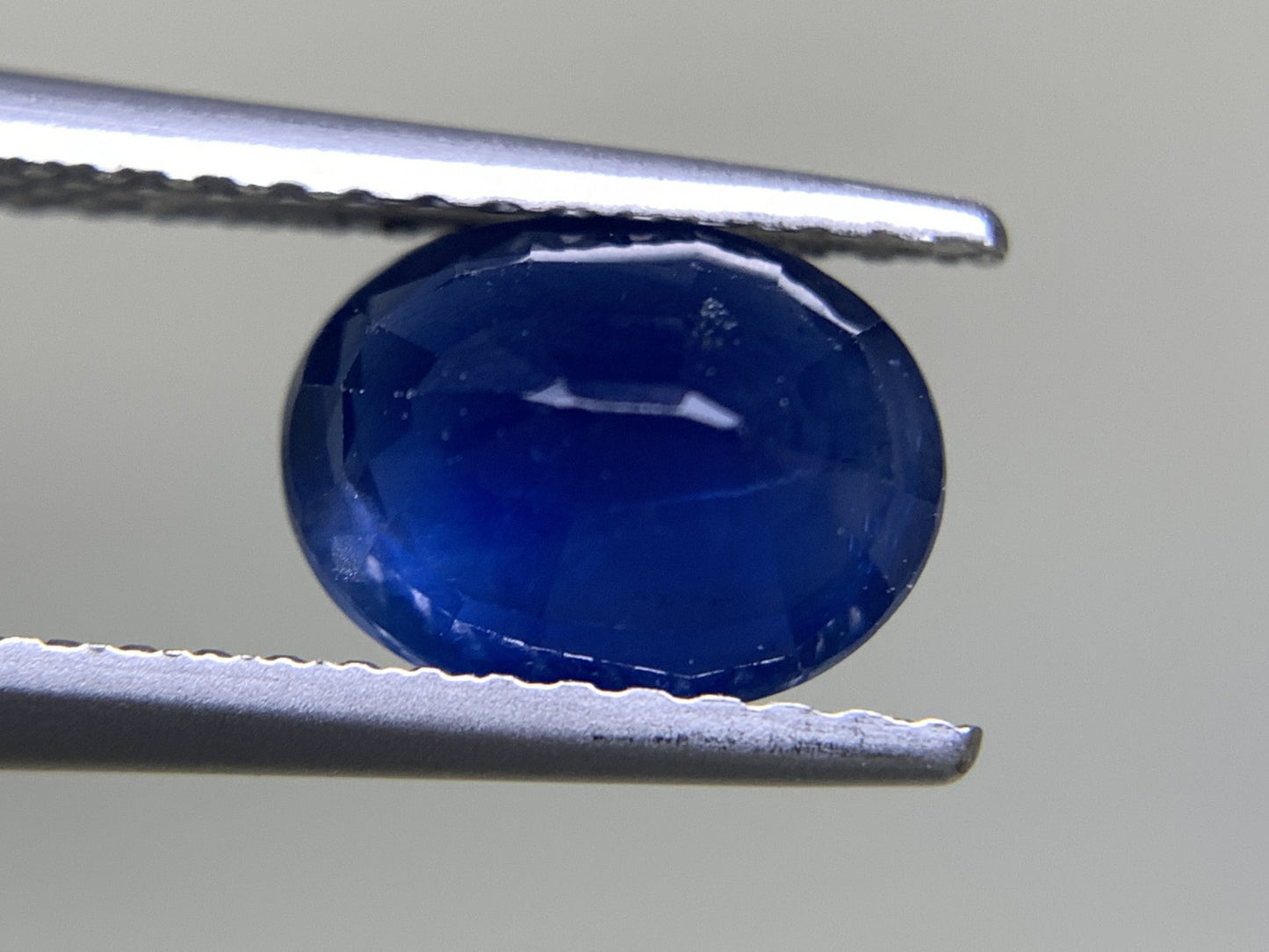 サファイア 1.688ct 宝石ソーティング付き  7.9㎜×6.1㎜×3.5㎜   ルース（ 裸石 ） 2376Y