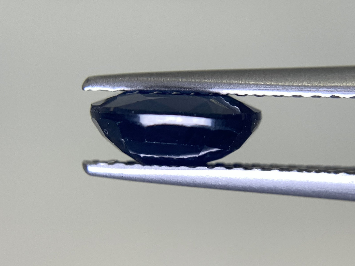 サファイア 1.688ct 宝石ソーティング付き  7.9㎜×6.1㎜×3.5㎜   ルース（ 裸石 ） 2376Y