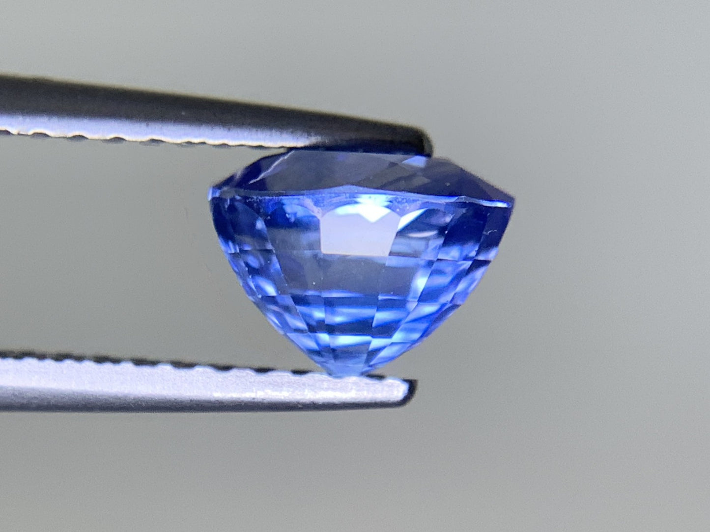 サファイア  1.805ct  中央宝石ソーティング付き  7.04㎜×5.66㎜×5.20㎜  ルース（ 裸石 ） 3231Y
