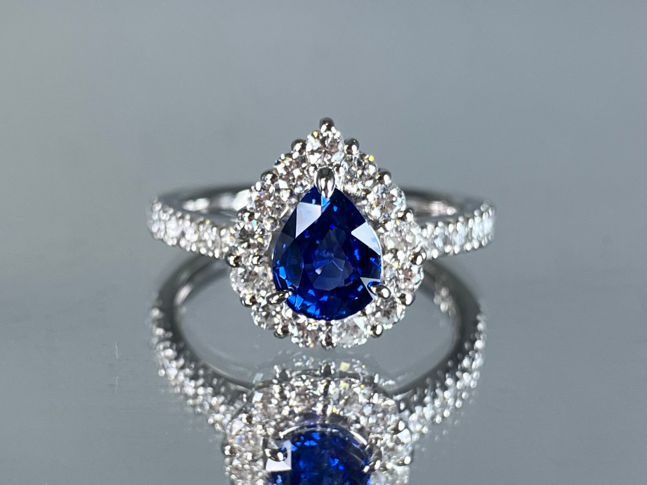 サファイア 1.06ct コンフラワーブルー Cornflower blue AIGS鑑別書 D0.70ct PT900 5.5g 指輪 （JP9号） サイズ直し無料 7865K