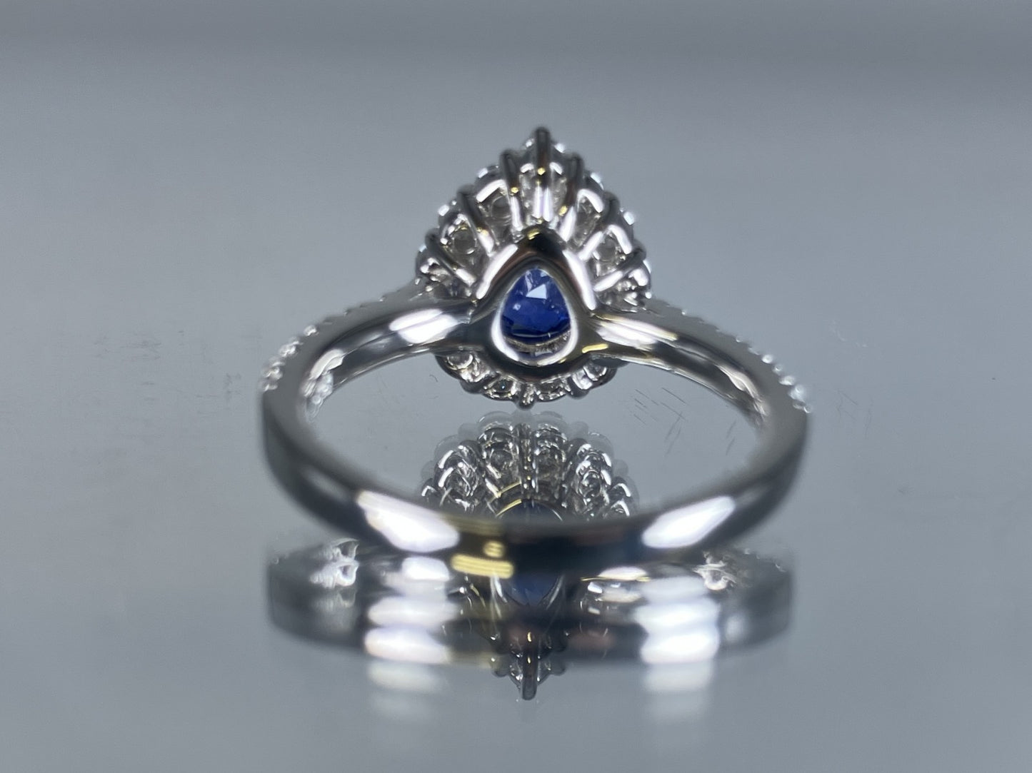 サファイア 1.06ct コンフラワーブルー Cornflower blue AIGS鑑別書 D0.70ct PT900 5.5g 指輪 （JP9号） サイズ直し無料 7865K