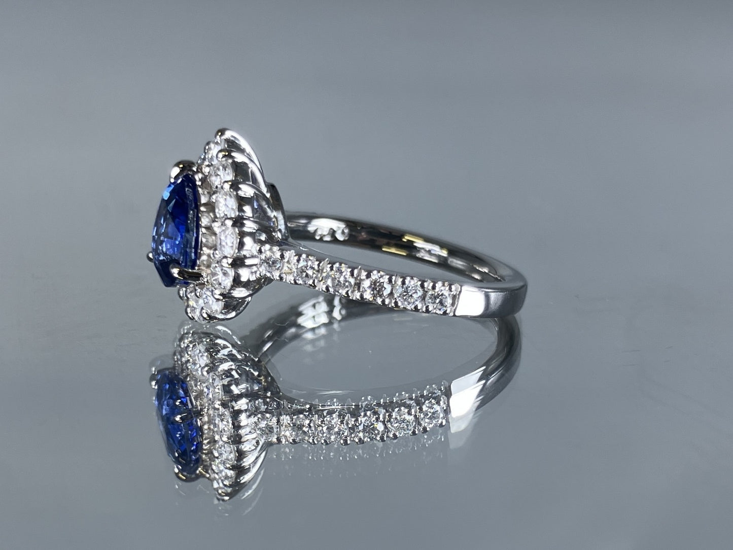 サファイア 1.06ct コンフラワーブルー Cornflower blue AIGS鑑別書 D0.70ct PT900 5.5g 指輪 （JP9号） サイズ直し無料 7865K