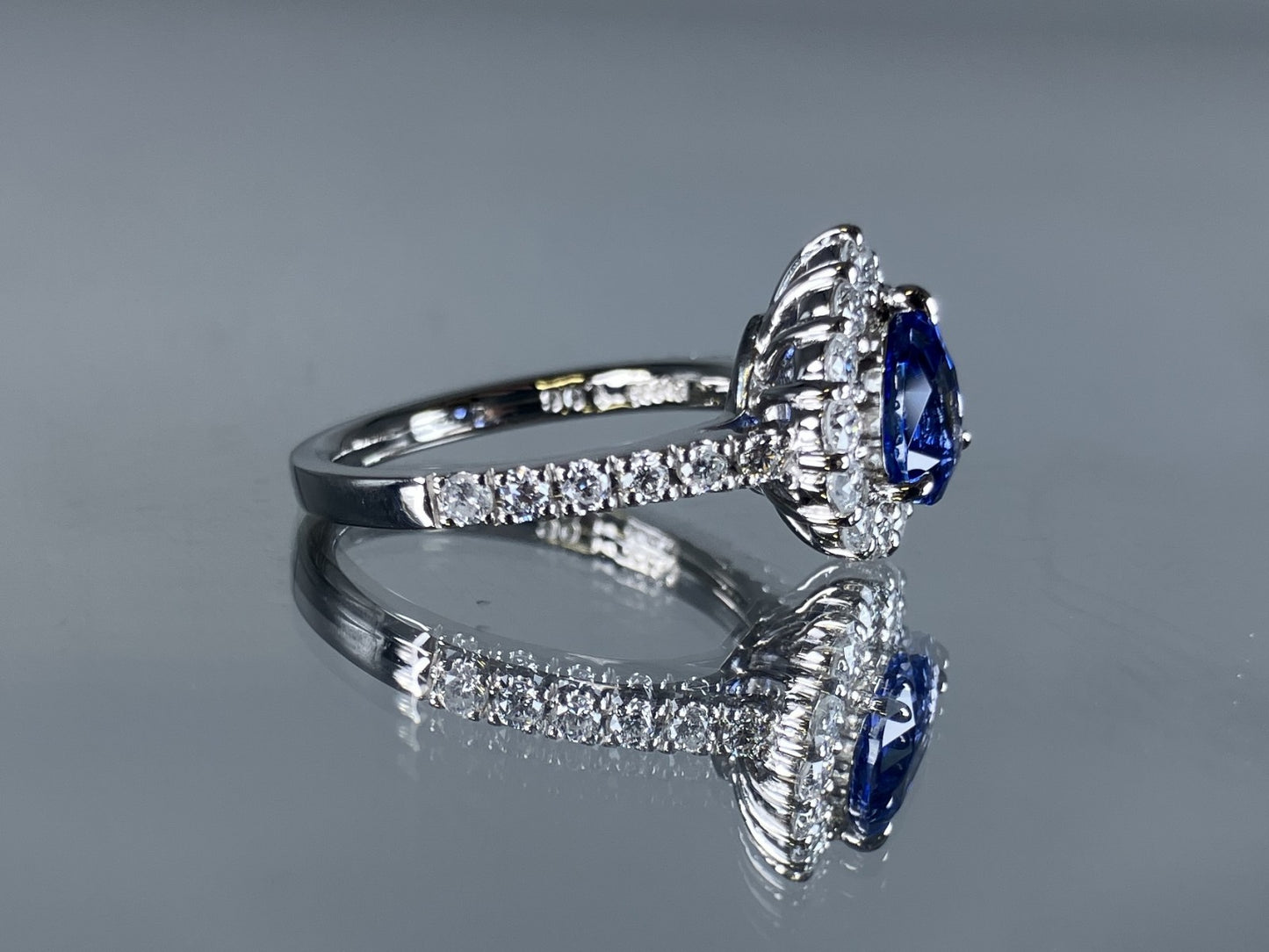 サファイア 1.06ct コンフラワーブルー Cornflower blue AIGS鑑別書 D0.70ct PT900 5.5g 指輪 （JP9号） サイズ直し無料 7865K