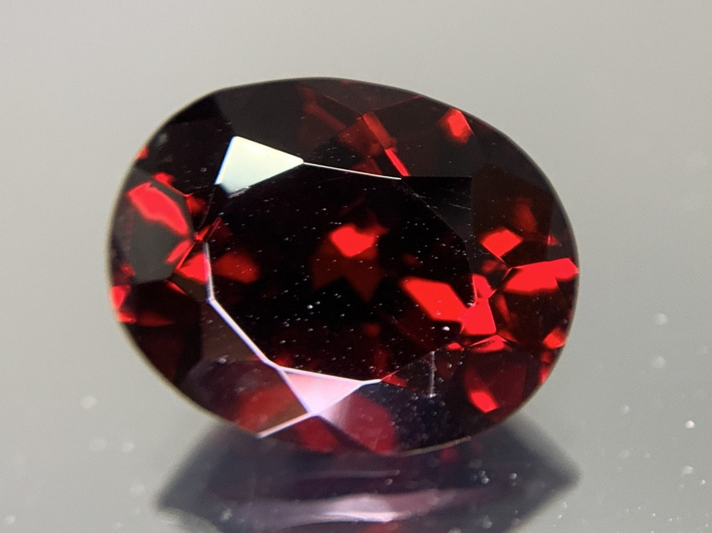 ガーネット 天然 7.120ct 宝石ソーティング付き 12.7㎜×10.1㎜×7.1㎜ ルース（ 裸石 ） 7678Y