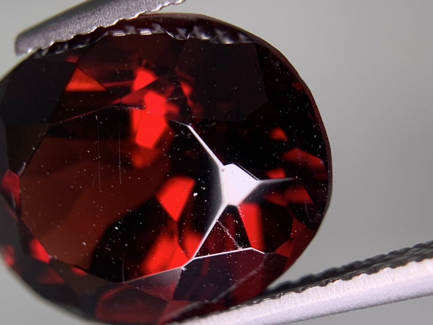 ガーネット 天然 7.120ct 宝石ソーティング付き 12.7㎜×10.1㎜×7.1㎜ ルース（ 裸石 ） 7678Y