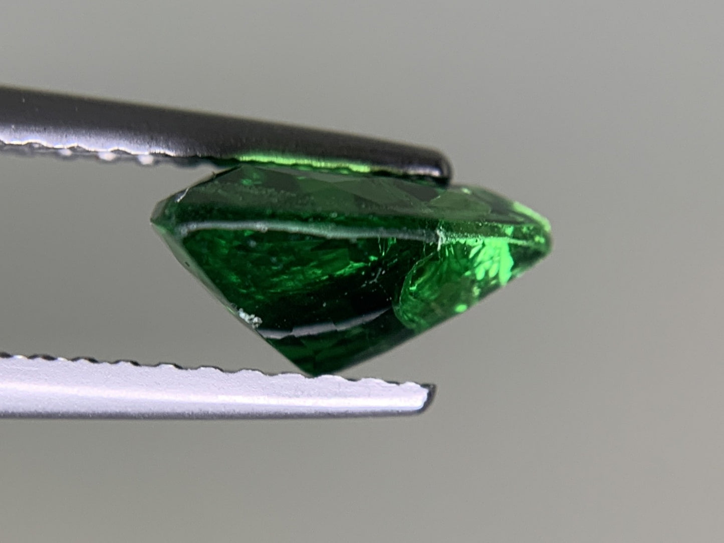 ツァボライト 2.17ct （グロッシュラーガーネット） GRS宝石鑑別書付き  vivid green No Heat 8.83㎜×8.64㎜×4.37㎜  ルース（ 裸石 ）   3706Y