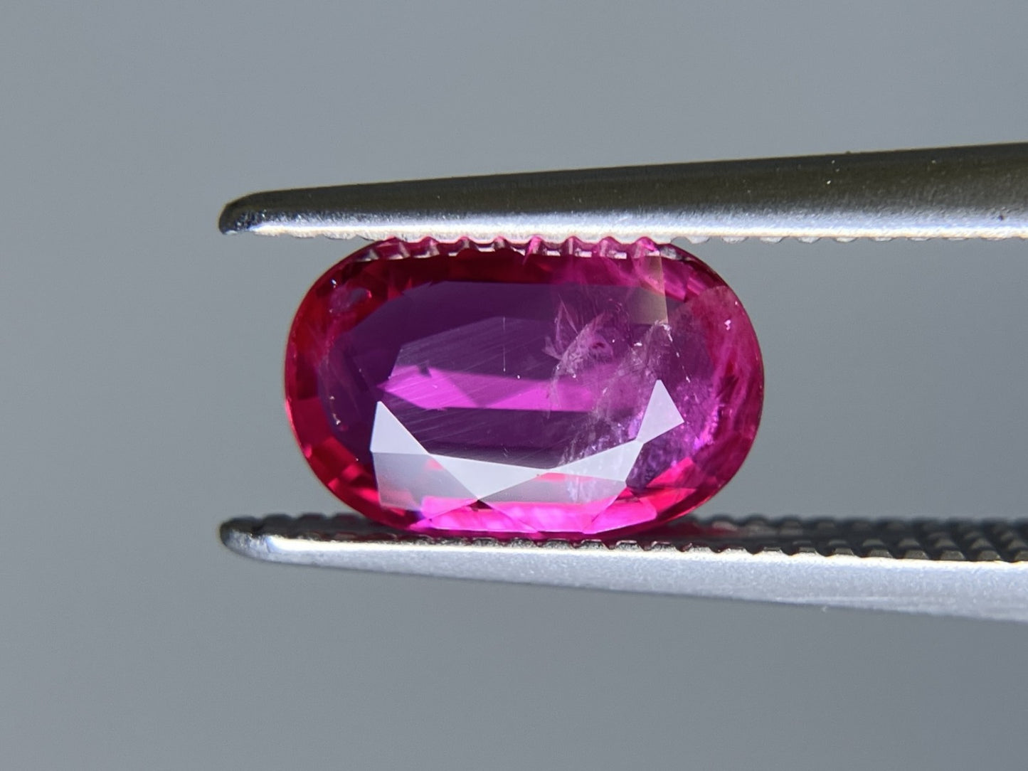 ルビー 1.099ct 中央宝石ソーティング付き 8.28㎜×5.67㎜×2.25㎜ ルース（ 裸石 ） 3694S