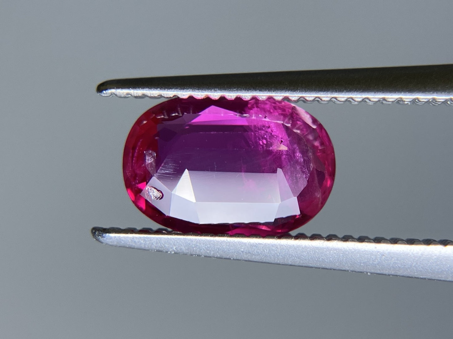 ルビー 1.099ct 中央宝石ソーティング付き 8.28㎜×5.67㎜×2.25㎜ ルース（ 裸石 ） 3694S