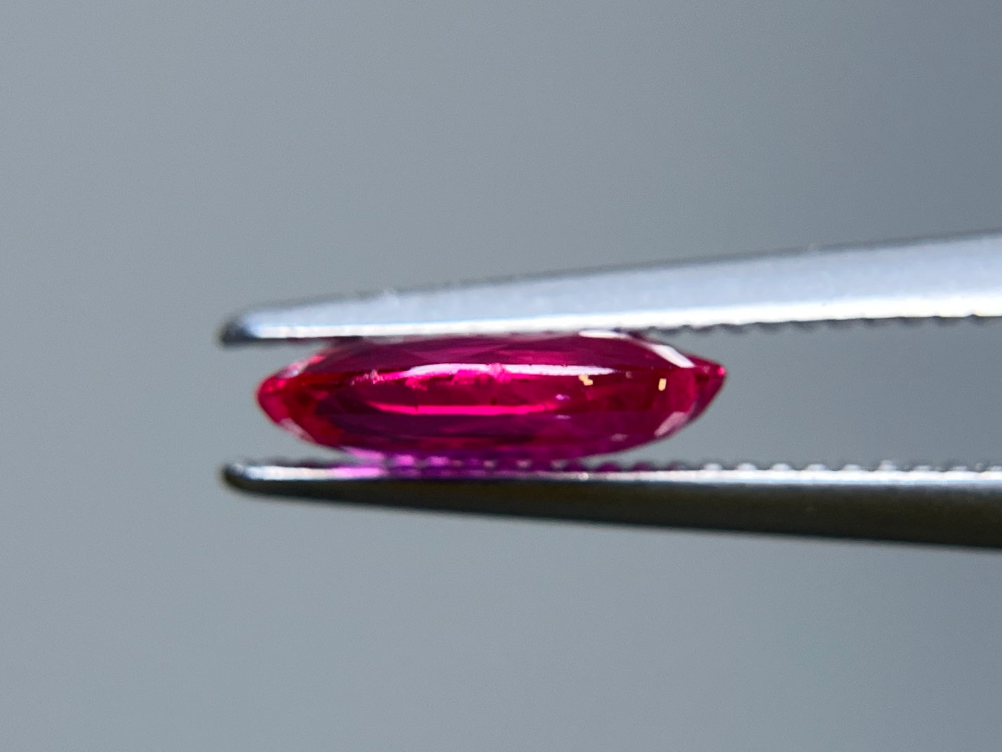 ルビー 1.099ct 中央宝石ソーティング付き 8.28㎜×5.67㎜×2.25㎜ ルース（ 裸石 ） 3694S