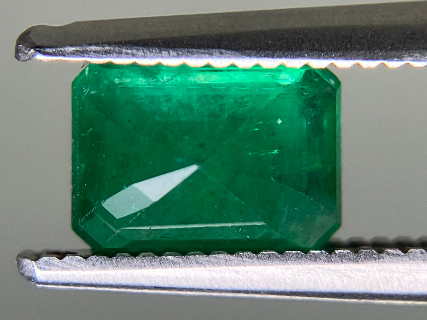エメラルド 天然 0.911ct 中央宝石ソーティング付き 6.85㎜×4.90㎜×3.60㎜ ルース（ 裸石 ） 6760YY