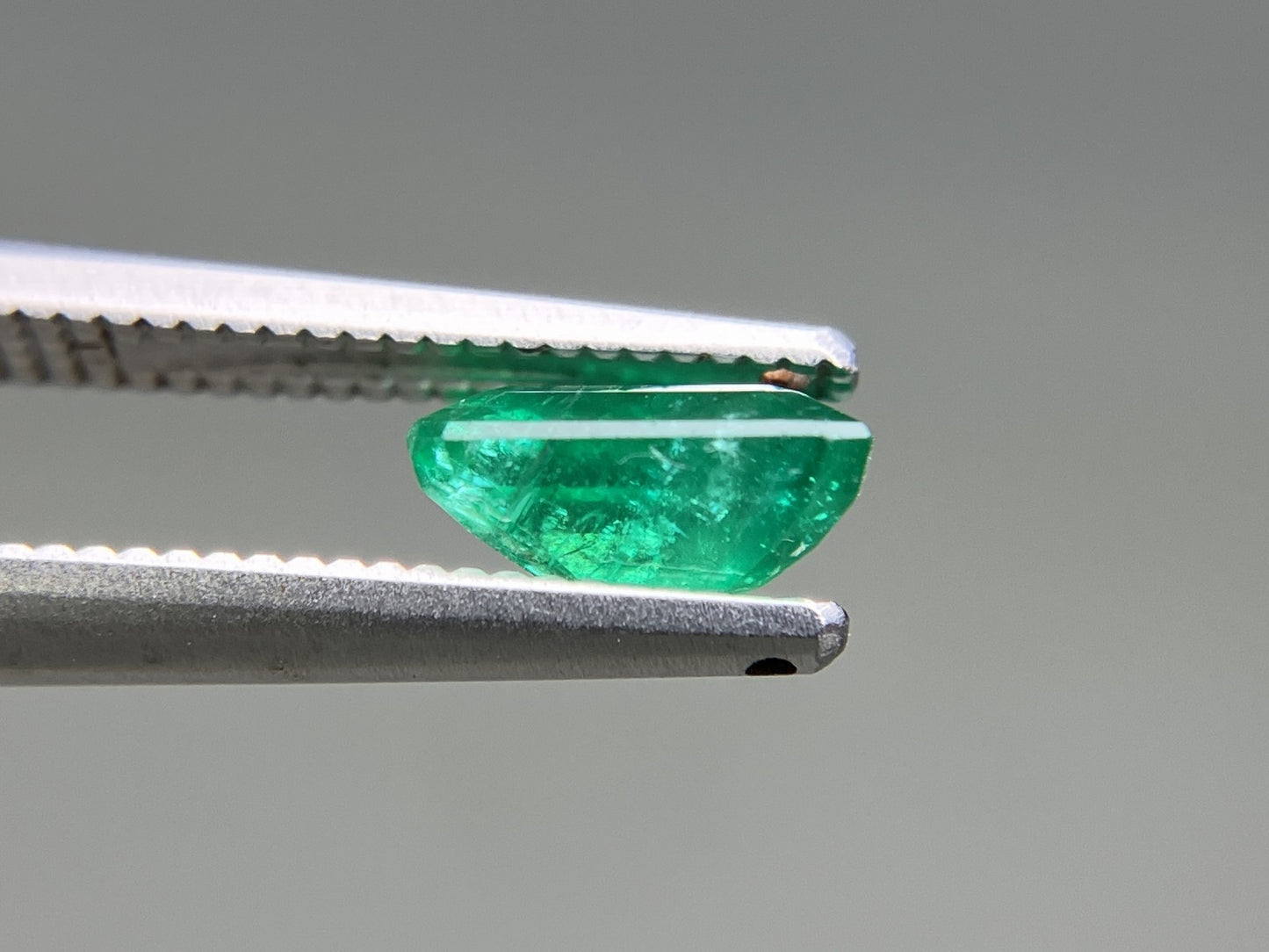 エメラルド 天然 0.911ct 中央宝石ソーティング付き 6.85㎜×4.90㎜×3.60㎜ ルース（ 裸石 ） 6760YY