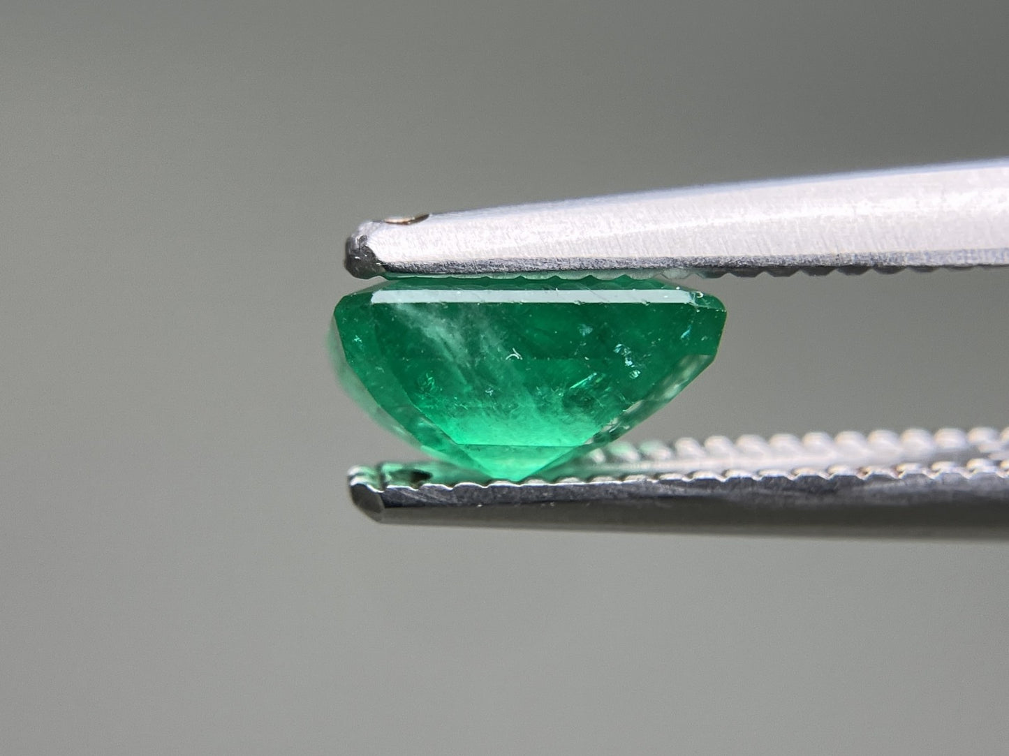 エメラルド 天然 0.911ct 中央宝石ソーティング付き 6.85㎜×4.90㎜×3.60㎜ ルース（ 裸石 ） 6760YY