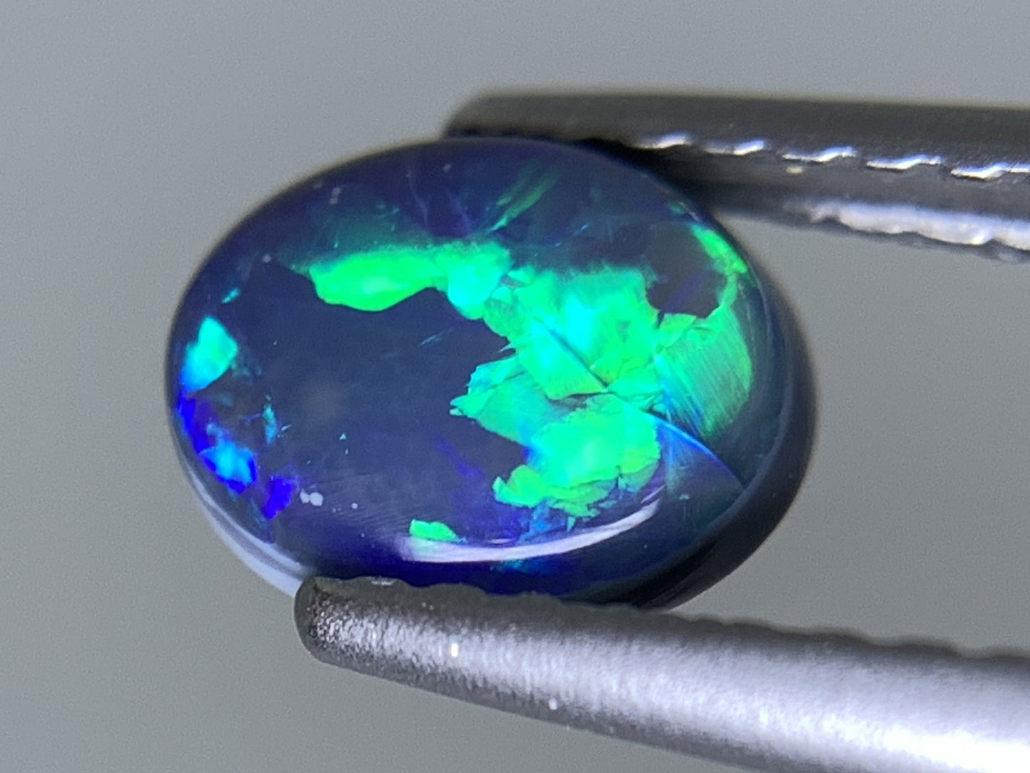 ブラックオパール 天然 0.617ct カン有り 中央宝石ソーティング付き 6.6㎜×5.2㎜×2.7㎜ ルース（ 裸石 ） 6657Y