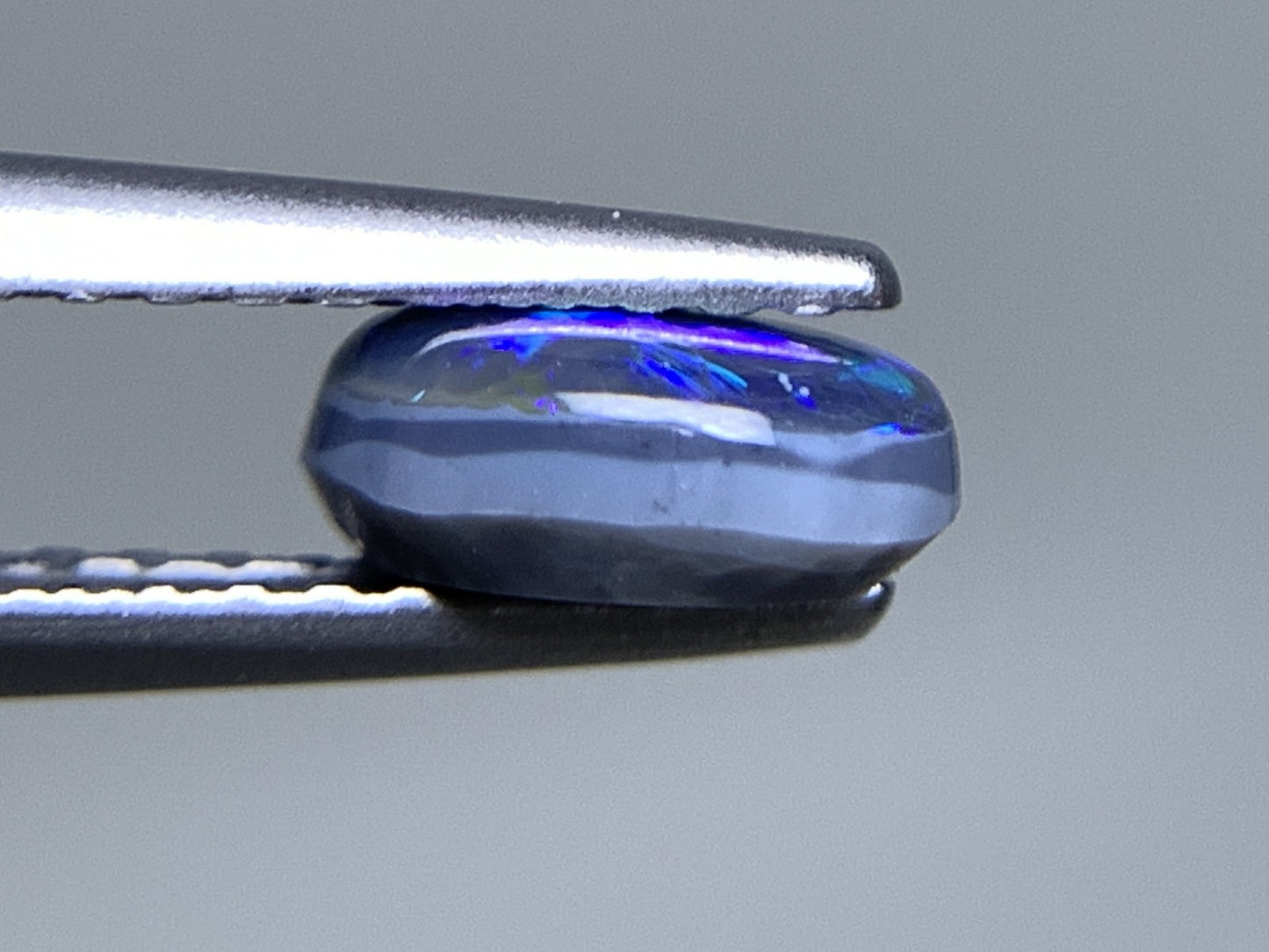 ブラックオパール 天然 0.617ct カン有り 中央宝石ソーティング付き 6.6㎜×5.2㎜×2.7㎜ ルース（ 裸石 ） 6657Y