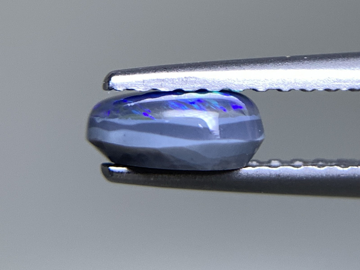 ブラックオパール 天然 0.617ct カン有り 中央宝石ソーティング付き 6.6㎜×5.2㎜×2.7㎜ ルース（ 裸石 ） 6657Y