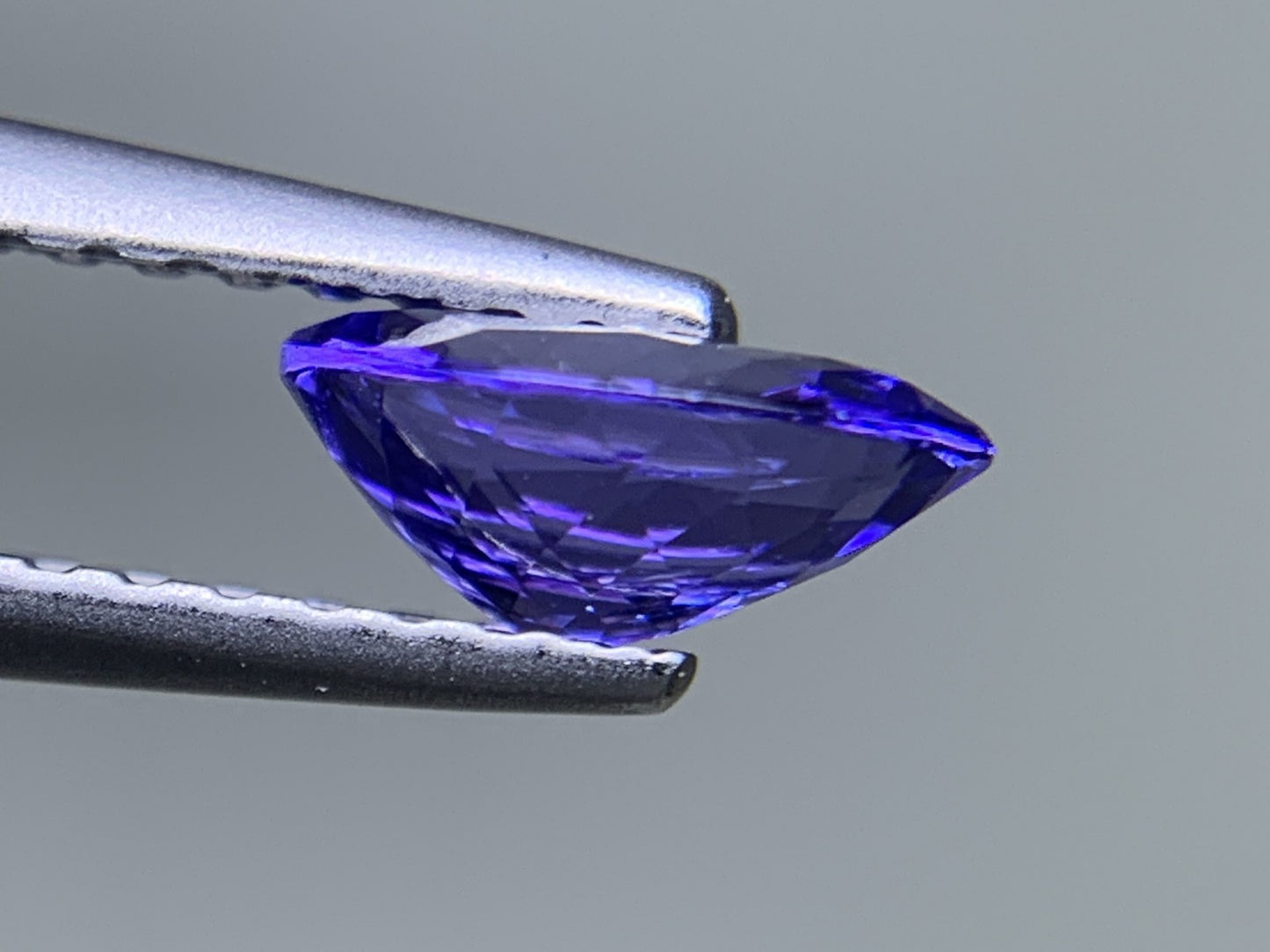 タンザナイト 天然 0.737ct 宝石ソーティング付き 6.9㎜×5.1㎜×3.0㎜ ルース（ 裸石 ） 7670Y