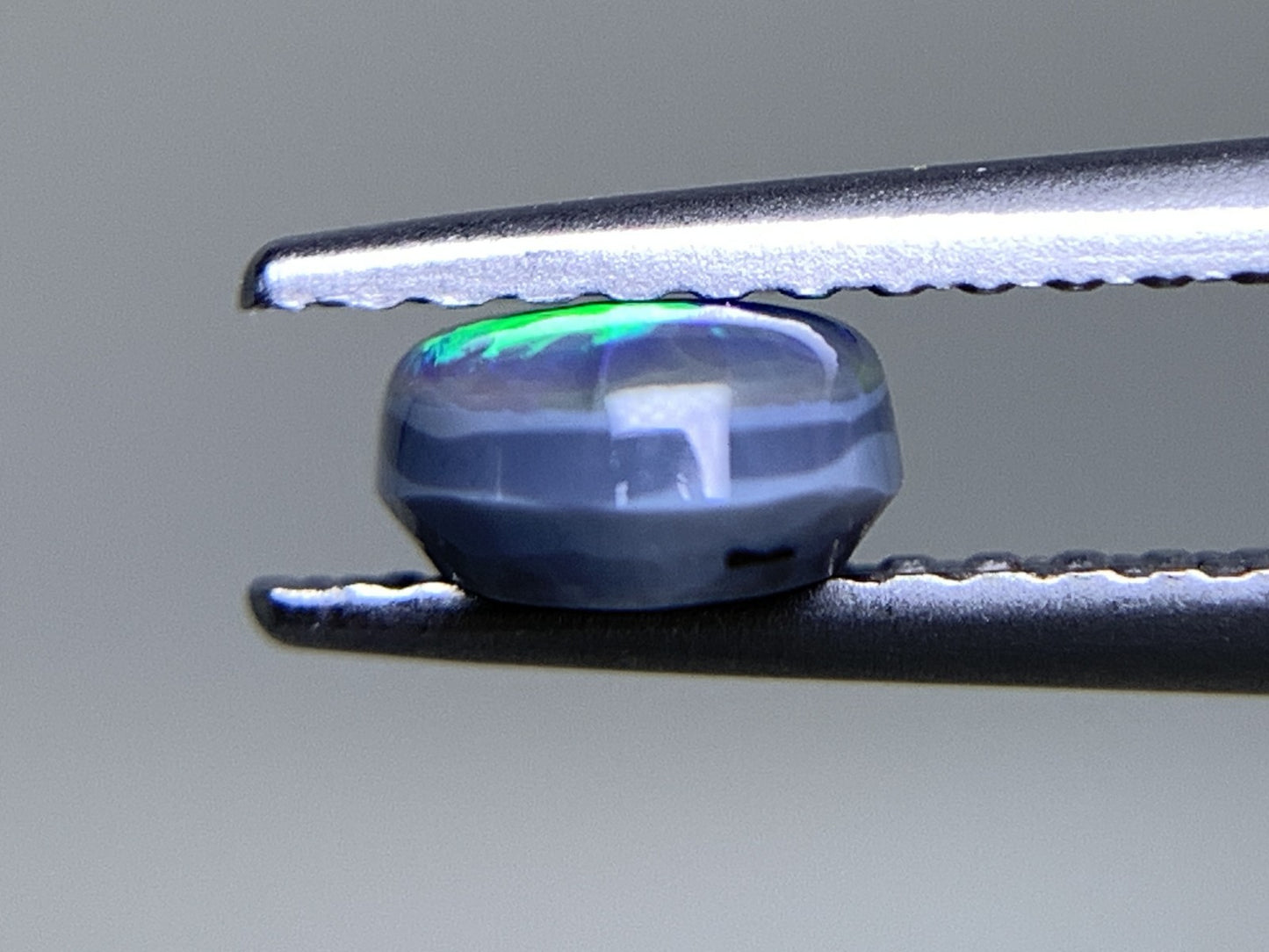 ブラックオパール 天然 0.617ct カン有り 中央宝石ソーティング付き 6.6㎜×5.2㎜×2.7㎜ ルース（ 裸石 ） 6657Y