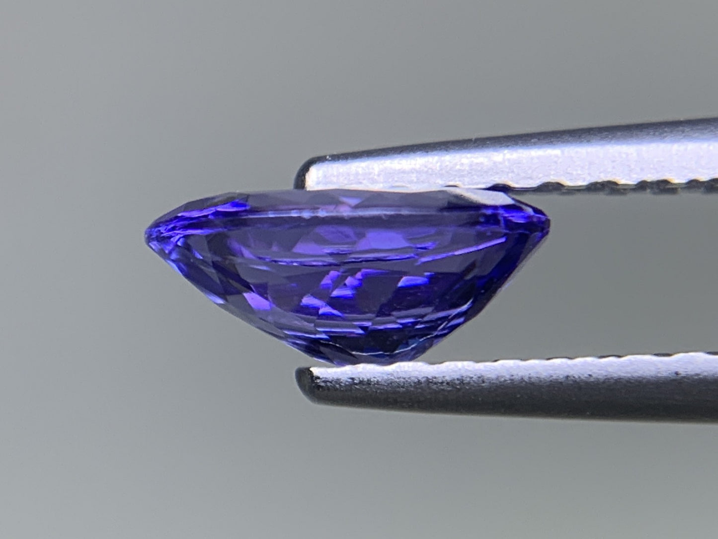 タンザナイト 天然 0.737ct 宝石ソーティング付き 6.9㎜×5.1㎜×3.0㎜ ルース（ 裸石 ） 7670Y