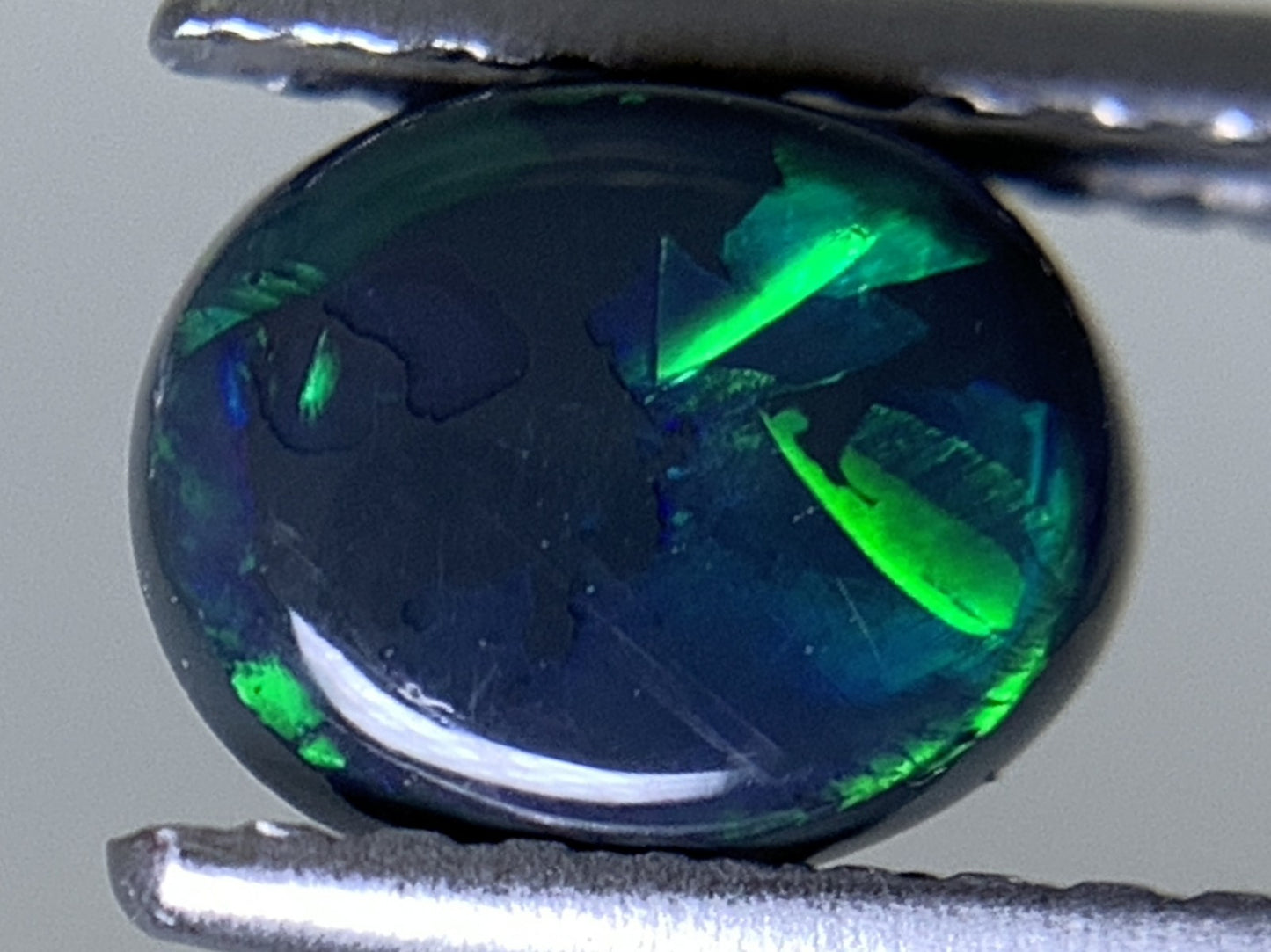 ブラックオパール 天然 0.785ct 中央宝石ソーティング付き 6.8㎜×5.6㎜×3.2㎜ ルース（ 裸石 ） 6642Y