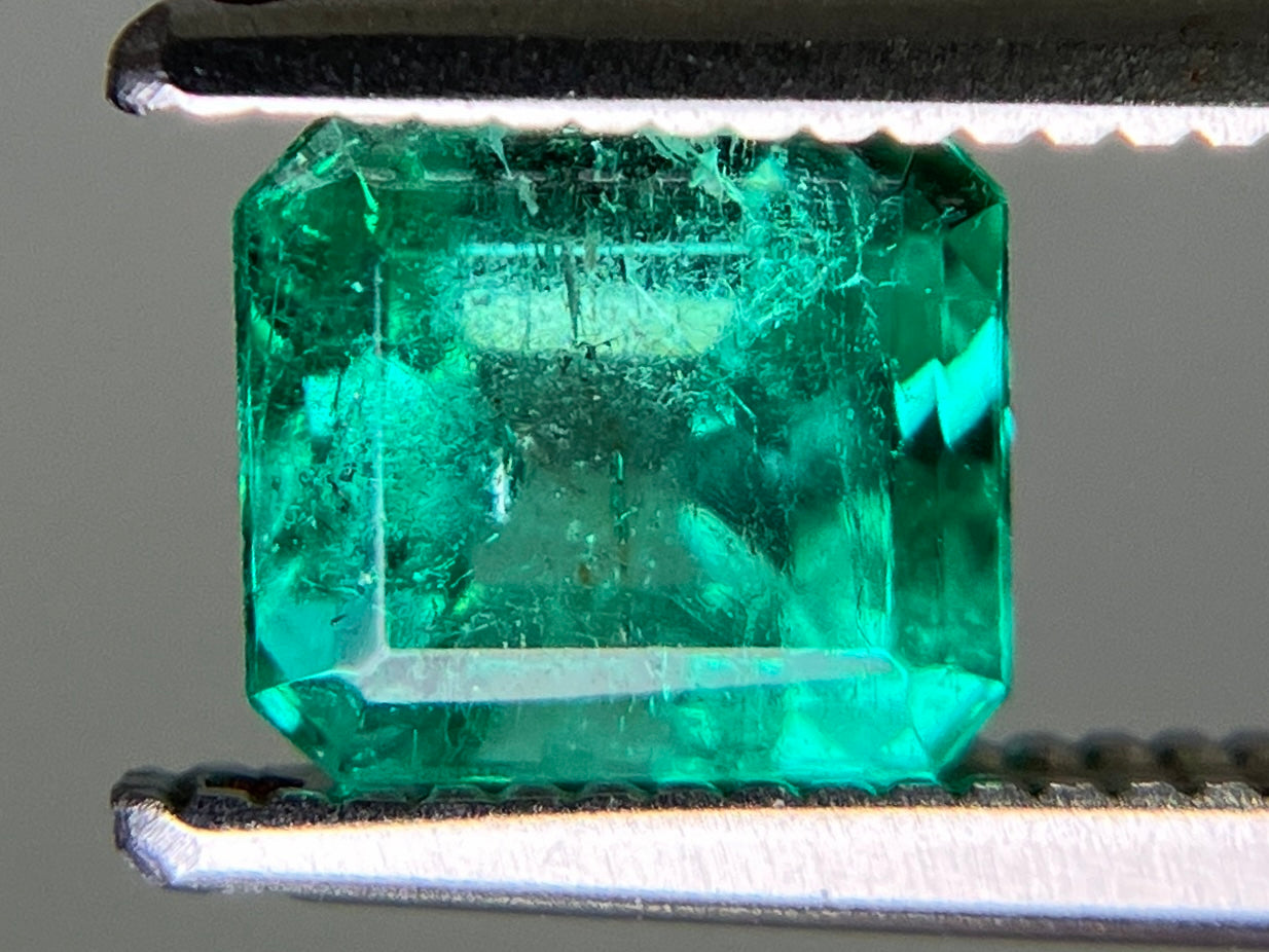 エメラルド 天然 1.061ct 中央宝石ソーティング付き 6.09㎜×5.39㎜×4.58㎜ ルース（ 裸石 ） 6764YY