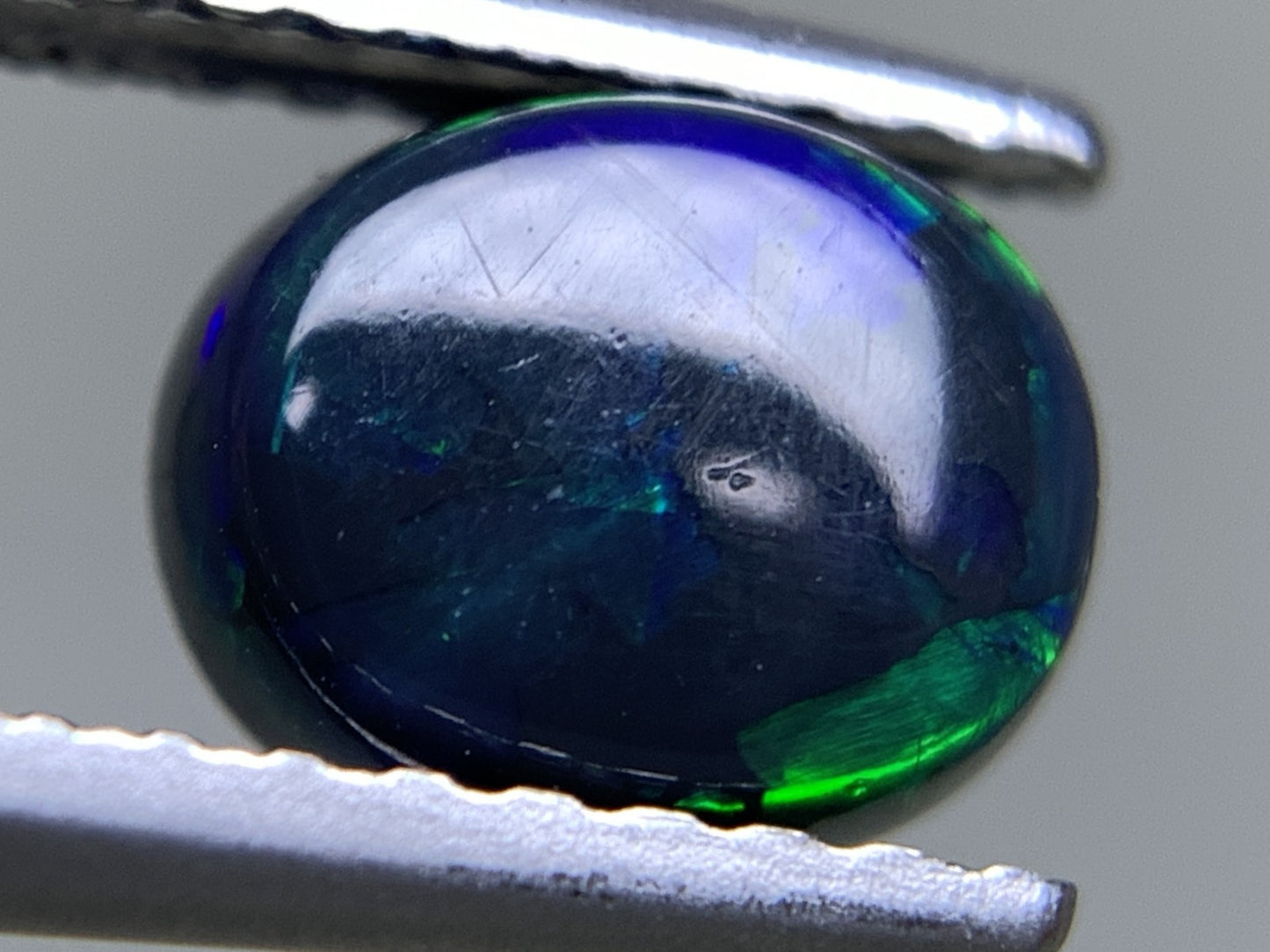ブラックオパール 天然 0.785ct 中央宝石ソーティング付き 6.8㎜×5.6㎜×3.2㎜ ルース（ 裸石 ） 6642Y