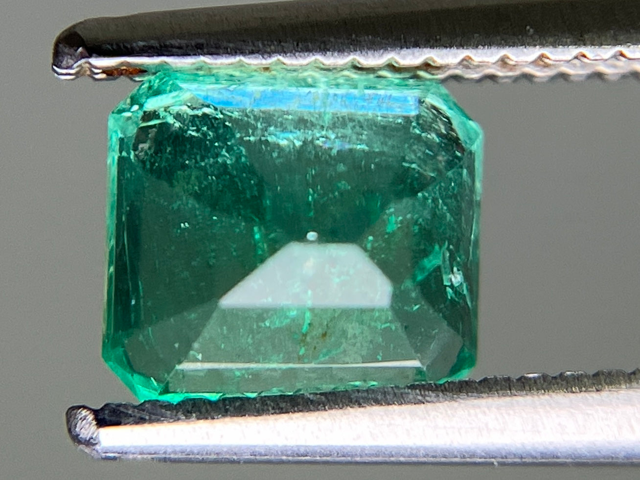 エメラルド 天然 1.061ct 中央宝石ソーティング付き 6.09㎜×5.39㎜×4.58㎜ ルース（ 裸石 ） 6764YY