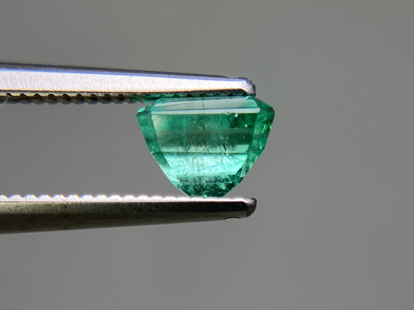 エメラルド 天然 1.061ct 中央宝石ソーティング付き 6.09㎜×5.39㎜×4.58㎜ ルース（ 裸石 ） 6764YY
