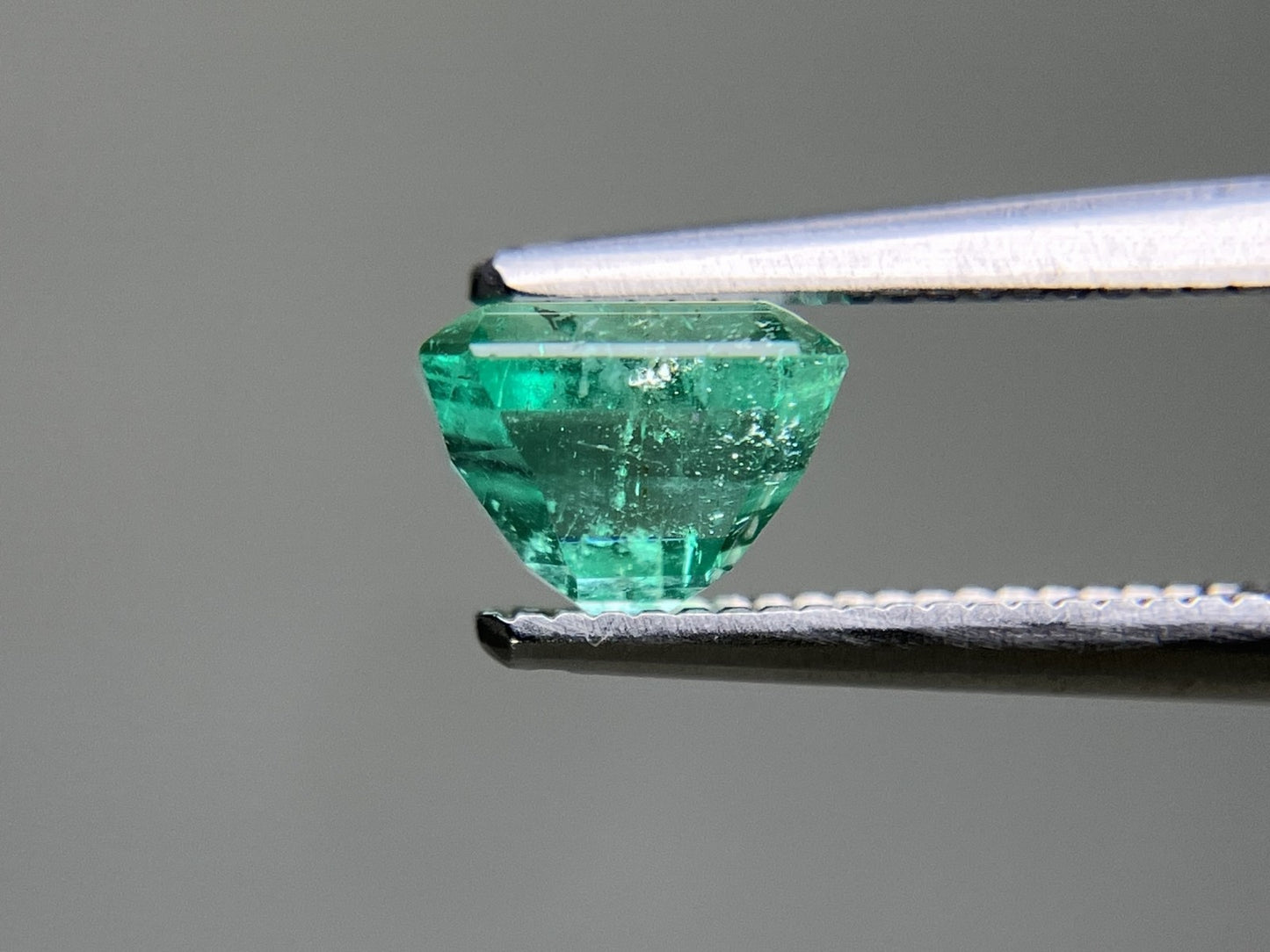 エメラルド 天然 1.061ct 中央宝石ソーティング付き 6.09㎜×5.39㎜×4.58㎜ ルース（ 裸石 ） 6764YY