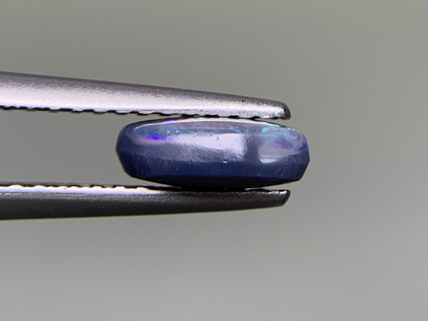 ブラックオパール 0.68ct  宝石ソーティング付き  7.4㎜×5.2㎜×2.7㎜  ルース（ 裸石 ） 1879Y