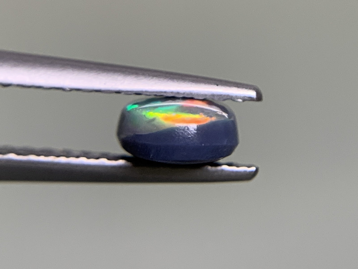ブラックオパール 0.68ct  宝石ソーティング付き  7.4㎜×5.2㎜×2.7㎜  ルース（ 裸石 ） 1879Y