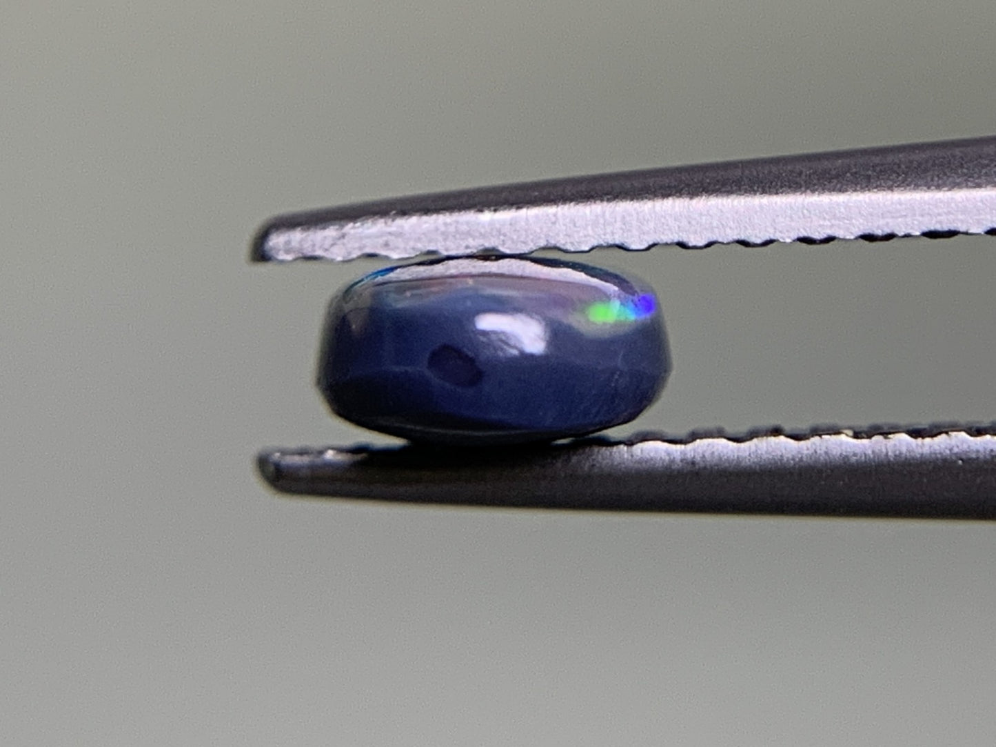 ブラックオパール 0.68ct  宝石ソーティング付き  7.4㎜×5.2㎜×2.7㎜  ルース（ 裸石 ） 1879Y